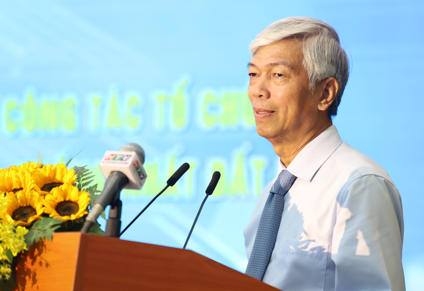 Ông Võ Văn Hoan trao đổi tại hội nghị. Ảnh: Ngô Tùng