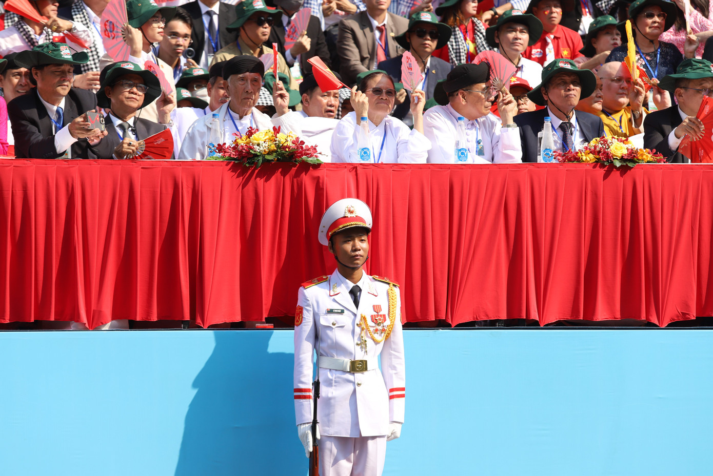 Để làm nên thành công của lễ kỷ niệm và các nội dung trọng đại suốt đợt kỷ niệm 50 năm ngày thống nhất non sông đất nước, có sự đóng góp lặng thầm của hàng nghìn cán bộ, chiến sĩ các lực lượng vũ trang.