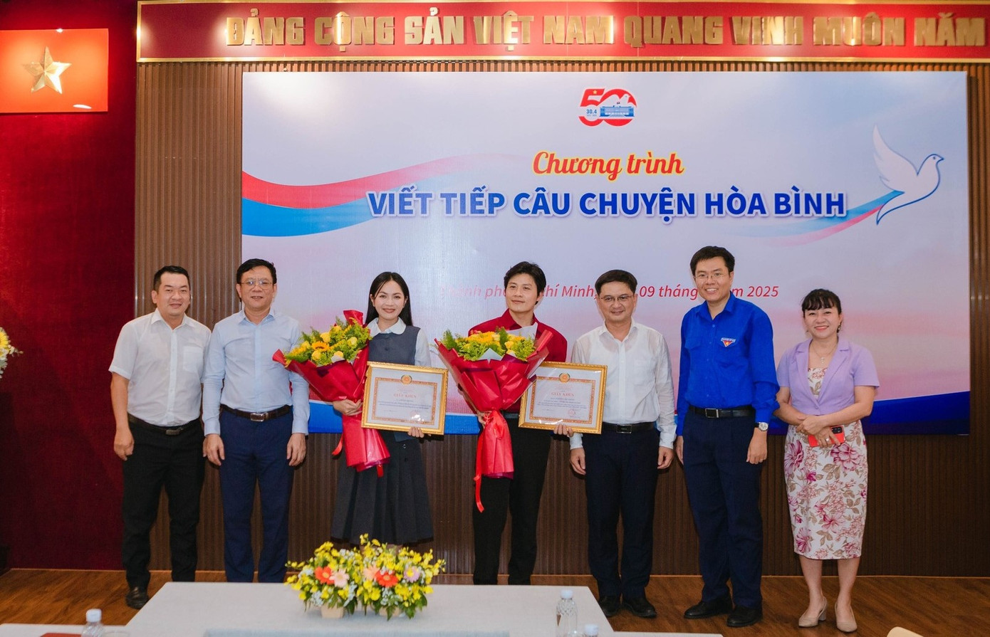 Lãnh đạo Ban Tuyên giáo và Dân vận Thành ủy cùng đại diện các sở ngành TPHCM vinh danh, cảm ơn nhạc sĩ Nguyễn Văn Chung và ca sĩ Nguyễn Duyên Quỳnh Ảnh: Thành Đoàn TPHCM Lãnh đạo Ban Tuyên giáo và Dân vận Thành ủy cùng đại diện các sở ngành TPHCM vinh danh, cảm ơn nhạc sĩ Nguyễn Văn Chung và ca sĩ Nguyễn Duyên Quỳnh Ảnh: Thành Đoàn TPHCM