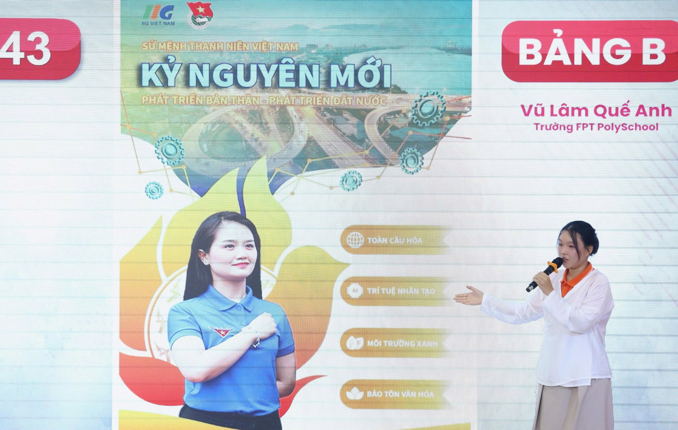 Các bạn trẻ thuyết minh về bài thi thiết kế của mình tại vòng Chung kết. Các bạn trẻ thuyết minh về bài thi thiết kế của mình tại vòng Chung kết.