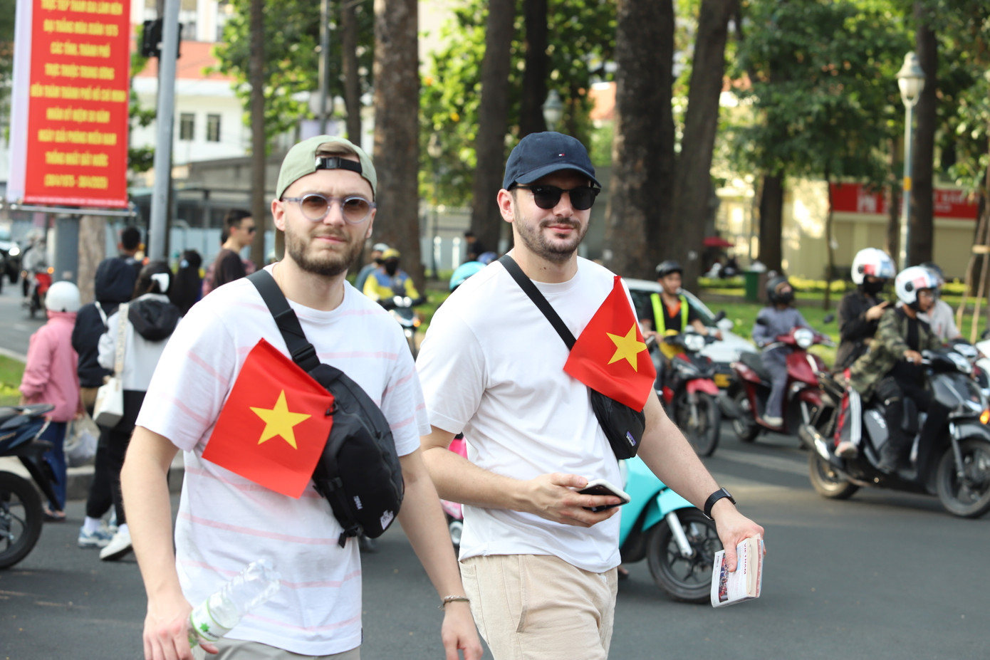 Du khách, bạn bè quốc tế cũng hòa trong không khí rộn ràng đón chào đại lễ 30/4 của dân tộc Việt Nam.