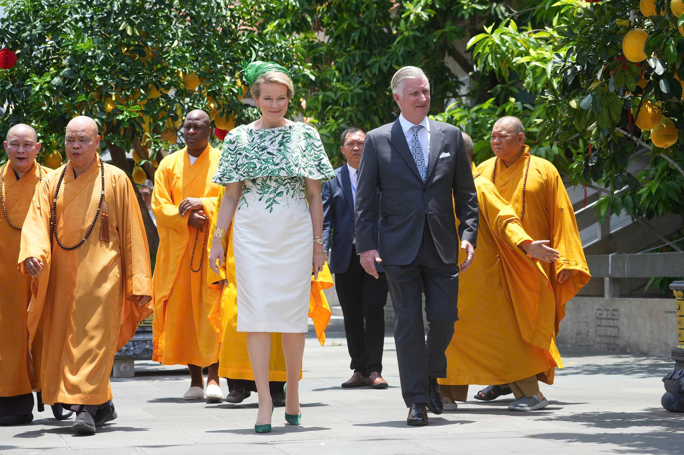 Nhà vua Philippe và Hoàng hậu Mathilde thăm chùa Vĩnh Nghiêm (quận 3, TPHCM), trưa 3/4. Ảnh: Việt Dũng