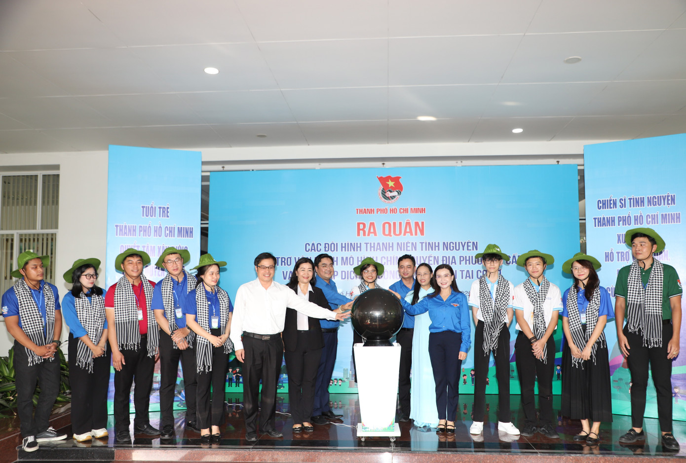 Bí thư T.Ư Đoàn Nguyễn Phạm Duy Trang cùng đại diện các cơ quan, ban ngành TPHCM thực hiện nghi thức khởi động các hoạt động hỗ trợ vận hành chính quyền 2 cấp trên địa bàn thành phố. Ảnh: Ngô Tùng Bí thư T.Ư Đoàn Nguyễn Phạm Duy Trang cùng đại diện các cơ quan, ban ngành TPHCM thực hiện nghi thức khởi động các hoạt động hỗ trợ vận hành chính quyền 2 cấp trên địa bàn thành phố. Ảnh: Ngô Tùng