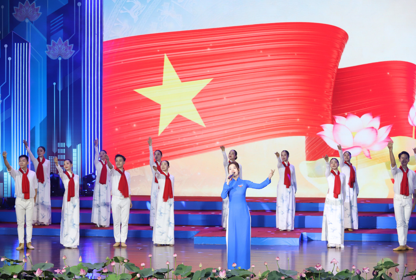 Những tiết mục nghệ thuật đặc sắc với sự góp mặt của những đại biểu, nghệ sĩ trẻ nổi bật. Ảnh: Ngô Tùng