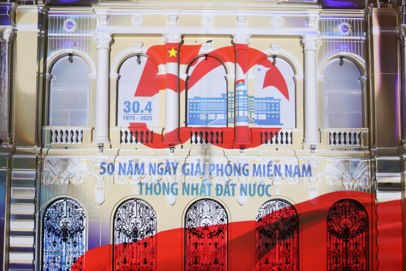 Chuỗi hoạt động diễn ra từ 19h30 đến 21h30 các ngày 19/4, 26/4, 29/4 và 30/4 với nhiều hoạt động được tổ chức tại các địa điểm: trước trụ sở HĐND - UBND TPHCM, khu vực đi bộ các tuyến đường Nguyễn Huệ - Lê Lợi, Nguyễn Huệ - Mạc Thị Bưởi, đường Nguyễn Huệ - Ngô Đức Kế, khu vực Công viên Bến Bạch Đằng. Chuỗi hoạt động diễn ra từ 19h30 đến 21h30 các ngày 19/4, 26/4, 29/4 và 30/4 với nhiều hoạt động được tổ chức tại các địa điểm: trước trụ sở HĐND - UBND TPHCM, khu vực đi bộ các tuyến đường Nguyễn Huệ - Lê Lợi, Nguyễn Huệ - Mạc Thị Bưởi, đường Nguyễn Huệ - Ngô Đức Kế, khu vực Công viên Bến Bạch Đằng.