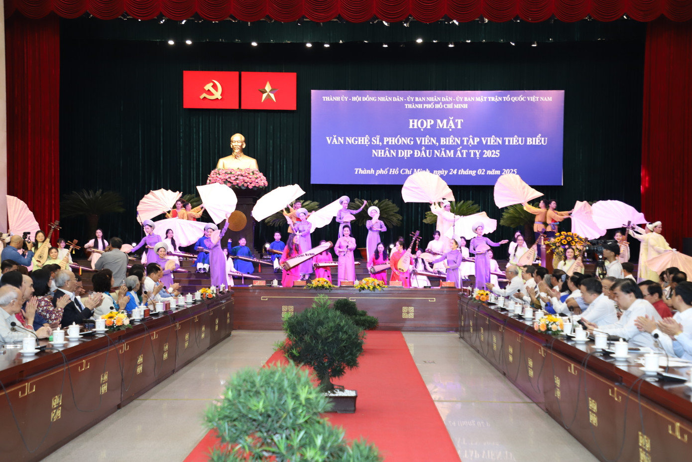 Quang cảnh buổi gặp gỡ giữa lãnh đạo TPHCM với các văn nghệ sĩ, phóng viên báo chí. Ảnh: Ngô Tùng. Quang cảnh buổi gặp gỡ giữa lãnh đạo TPHCM với các văn nghệ sĩ, phóng viên báo chí. Ảnh: Ngô Tùng.