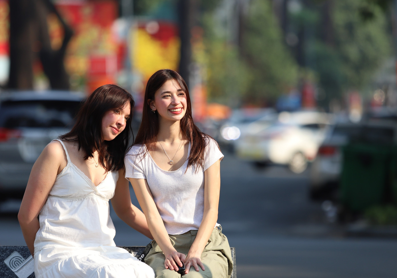 Hai cô gái đến từ Mỹ khoe nét thanh xuân tại hồ Con Rùa.