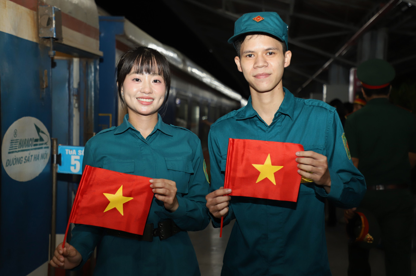 Chiến sĩ dân quân Nguyễn Quốc Đại (bên phải) và đồng đội tại Ban Chỉ huy Quân sự phường 2, quận 10 đến tiễn bạn Thạch Thị Kiều My (bên trái). My cũng là chiến sĩ duy nhất của đơn vị được chọn tham gia thực hiện nhiệm vụ lần này.