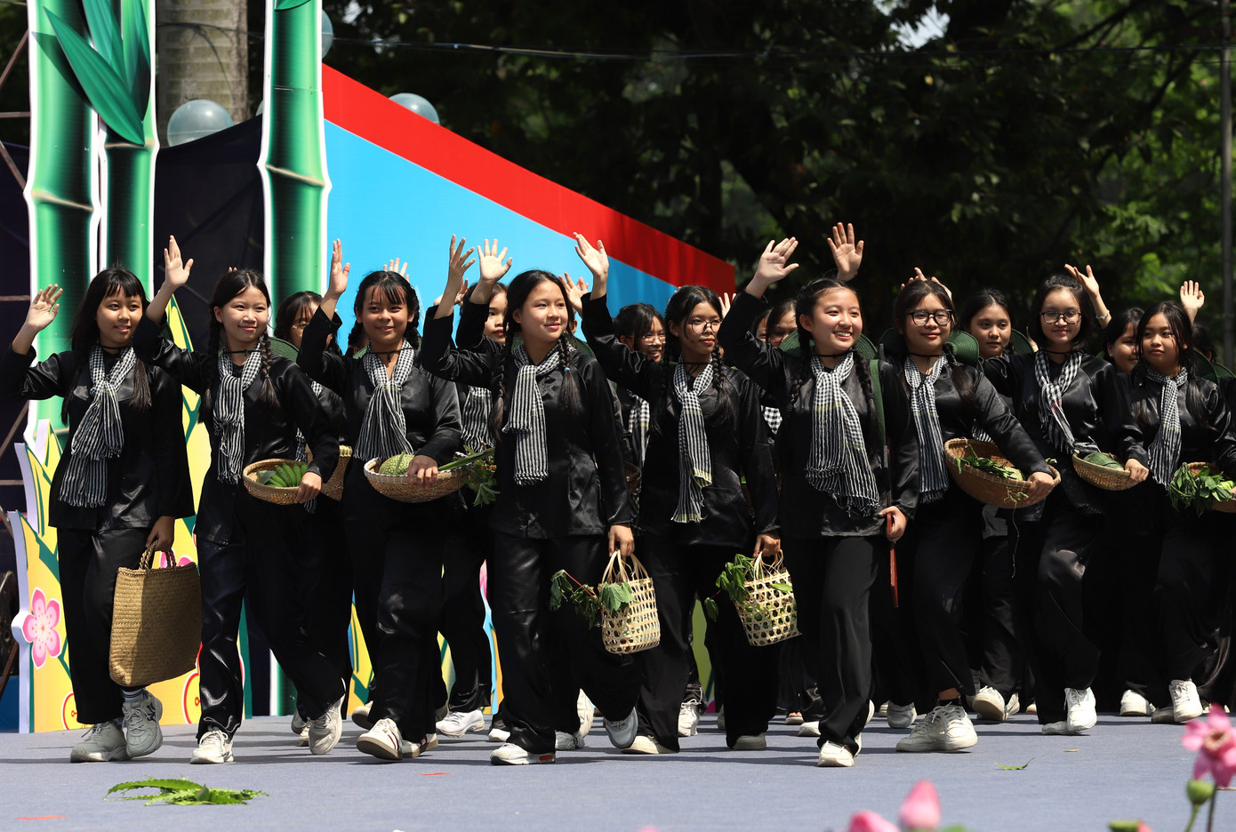 Khắc ghi những đóng góp đặc biệt của các chiến sĩ du kích Củ Chi. Không sở hữu vũ khí tối tân, không quân số áp đảo nhưng những người con của Củ Chi đã biến mảnh đất quê hương thành một pháo đài bất khả xâm phạm.