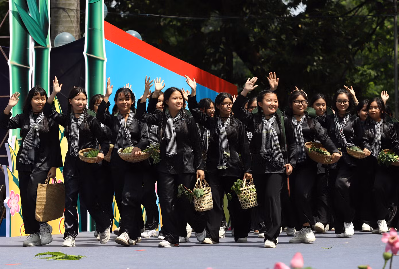 Khắc ghi những đóng góp đặc biệt của các chiến sĩ du kích Củ Chi. Không sở hữu vũ khí tối tân, không quân số áp đảo nhưng những người con của Củ Chi đã biến mảnh đất quê hương thành một pháo đài bất khả xâm phạm.