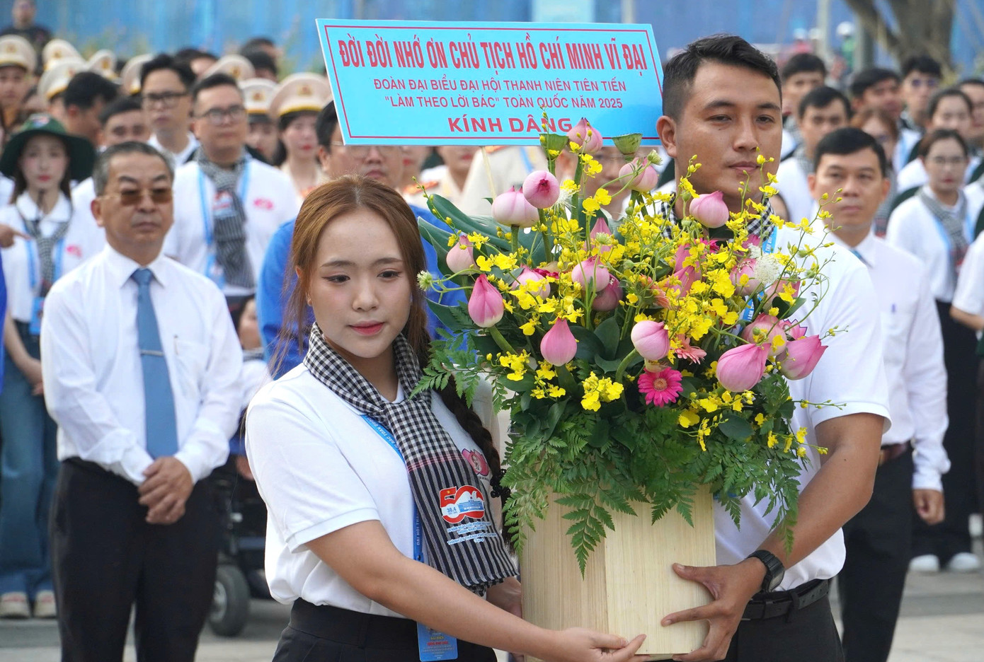 Đại diện 444 đại biểu toàn quốc, anh Lưu Hoàng Phúc (giáo viên làm Tổng phụ trách Đội Trường Tiểu học Lạc Long Quân, quận 11, TPHCM, thuộc đoàn đại biểu TPHCM) và chị Vương Minh Châu (Uỷ viên Ban Chấp hành Hội Sinh viên Học viện Ngân hàng, thuộc đoàn đại biểu TP. Hà Nội) dâng hoa lên tượng đài Chủ tịch Hồ Chí Minh. Ảnh: Văn Tiệp