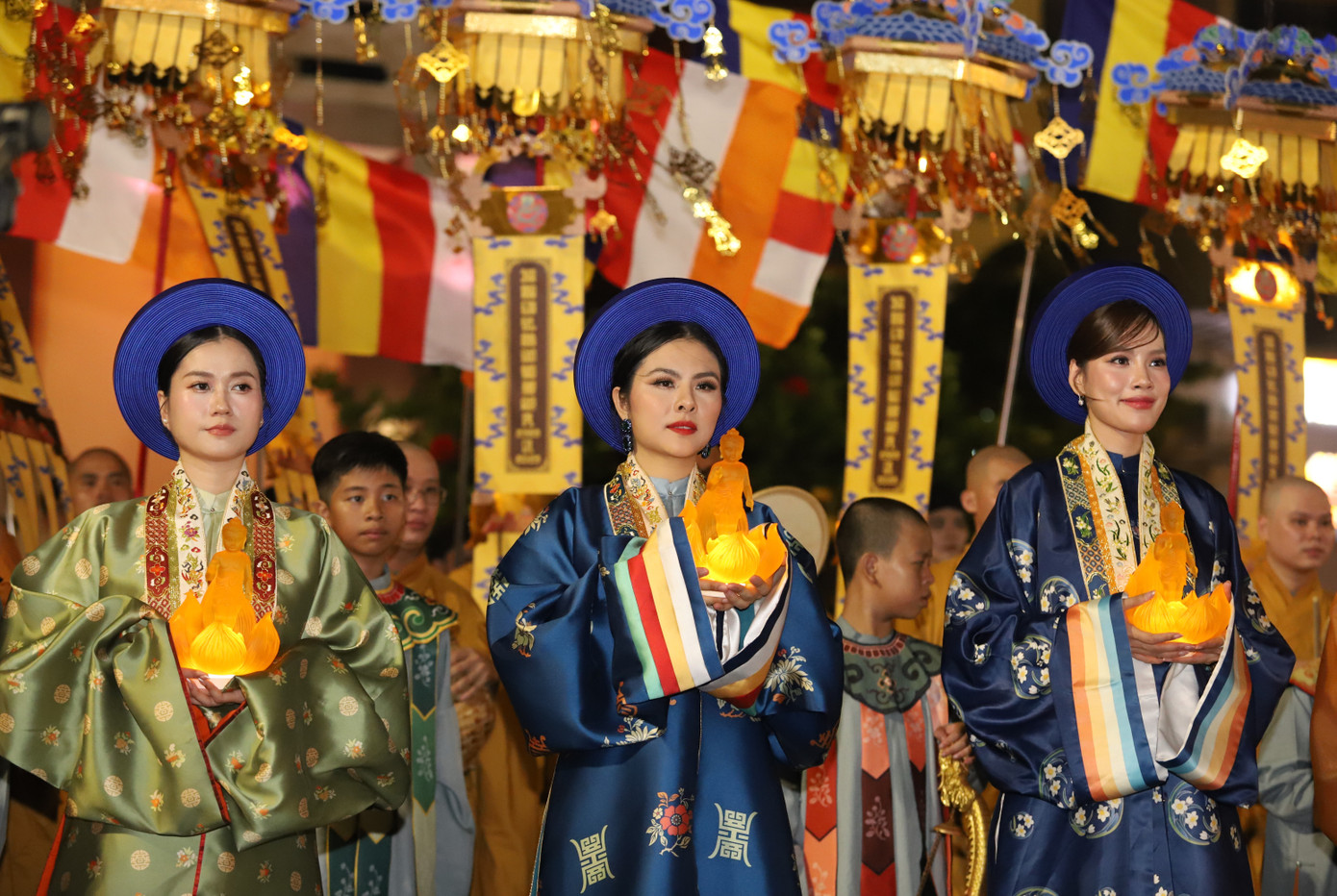 Các hoa, á hậu, người đẹp mang bộ cổ phục tham gia buổi lễ trang trọng.