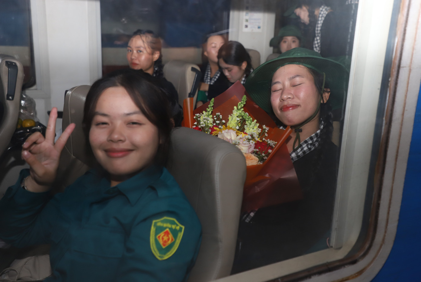 Các cô gái chụp ảnh lưu niệm trước giờ đi tàu ra Thủ đô Hà Nội.