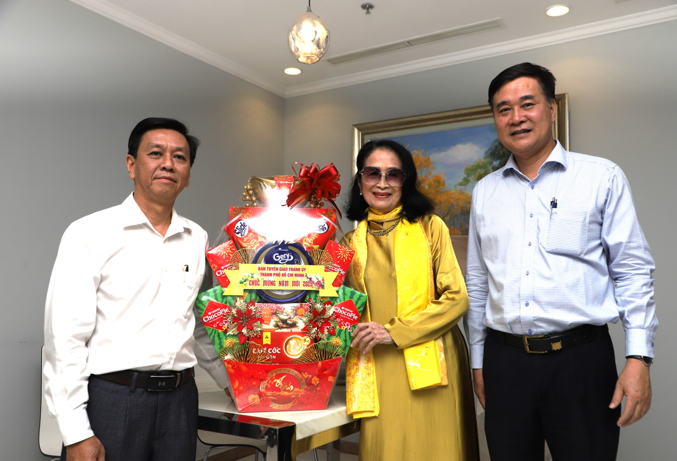 Dịp này, Ban Tuyên giáo Thành ủy TPHCM cũng gửi tặng món quà Tết đến NSND Trà Giang. Ảnh: Ngô Tùng. Dịp này, Ban Tuyên giáo Thành ủy TPHCM cũng gửi tặng món quà Tết đến NSND Trà Giang. Ảnh: Ngô Tùng.