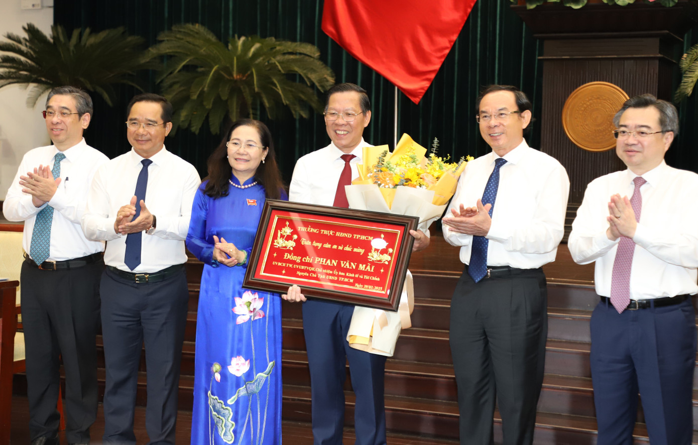 Thường trực Thành ủy, HĐND TPHCM trao hoa cám ơn ông Phan Văn Mãi. Ảnh: Ngô Tùng Thường trực Thành ủy, HĐND TPHCM trao hoa cám ơn ông Phan Văn Mãi. Ảnh: Ngô Tùng