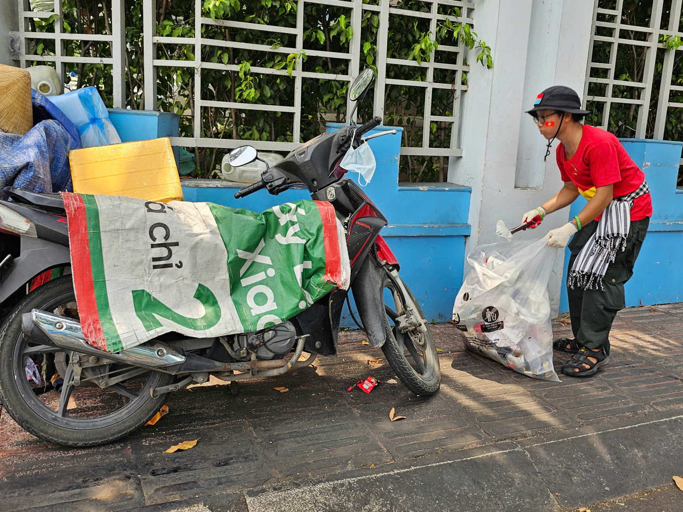 Các bạn tình nguyện viên thuộc nhóm Xanh Việt Nam tham gia dọn dẹp vệ sinh ngay sau khi đại lễ kết thúc.