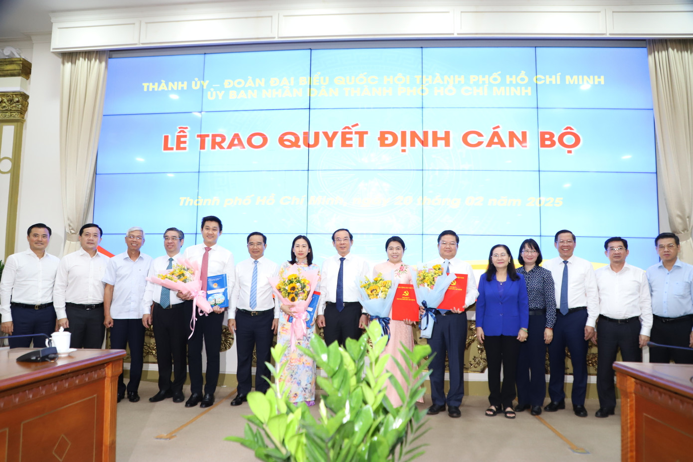 Thường trực Thành ủy, UBND TPHCM tặng hoa, chúc mừng các cán bộ nhận nhiệm vụ mới. Ảnh: Ngô Tùng Thường trực Thành ủy, UBND TPHCM tặng hoa, chúc mừng các cán bộ nhận nhiệm vụ mới. Ảnh: Ngô Tùng