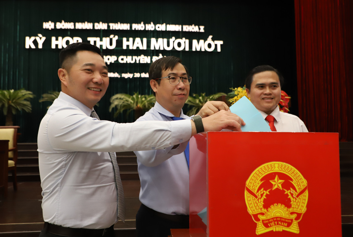 Đại biểu thực hiện bầu cử tại kỳ họp. Ảnh: Ngô Tùng