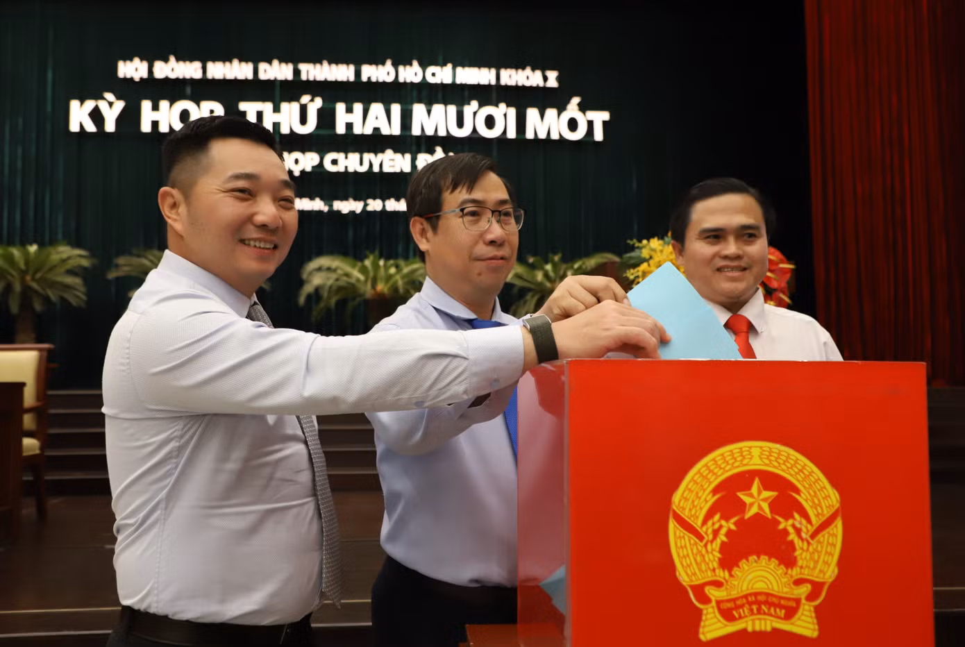 Đại biểu thực hiện bầu cử tại kỳ họp. Ảnh: Ngô Tùng Đại biểu thực hiện bầu cử tại kỳ họp. Ảnh: Ngô Tùng