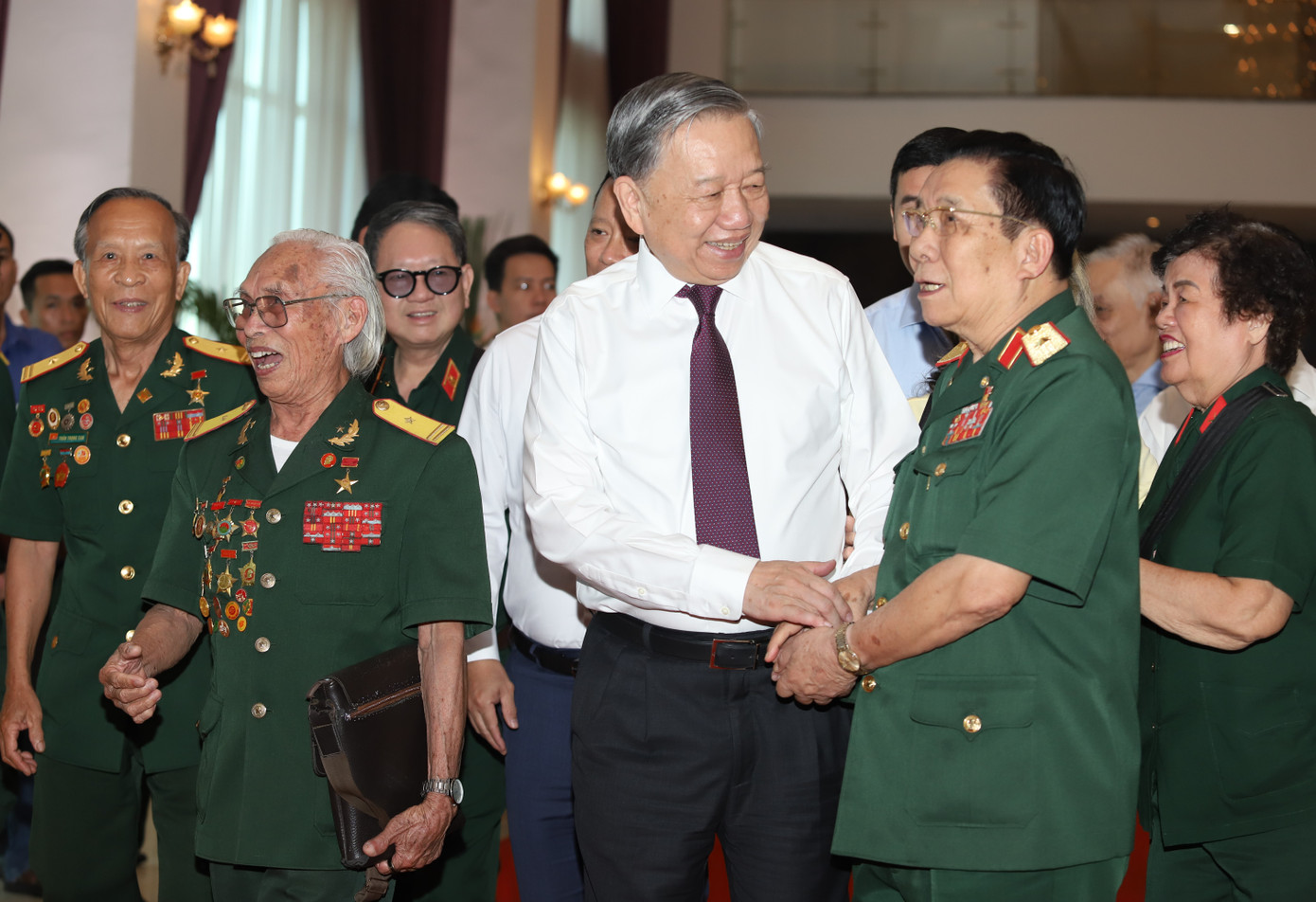 Tổng Bí thư Tô Lâm với tướng lĩnh quân đội tại buổi gặp mặt. Tổng Bí thư Tô Lâm với tướng lĩnh quân đội tại buổi gặp mặt.