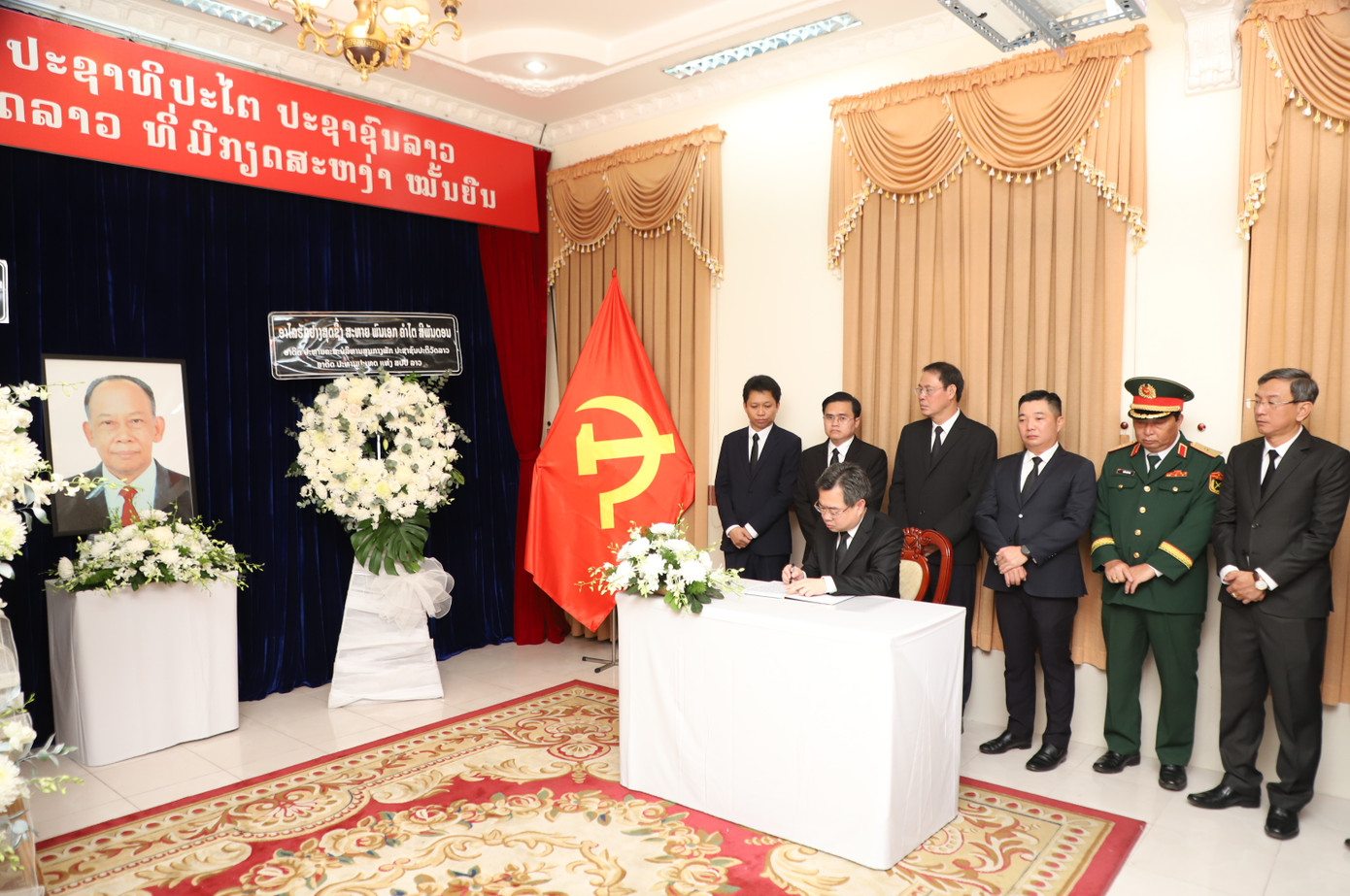 Phó Bí thư Thường trực Thành ủy TPHCM Nguyễn Thanh Nghị ghi sổ tang.