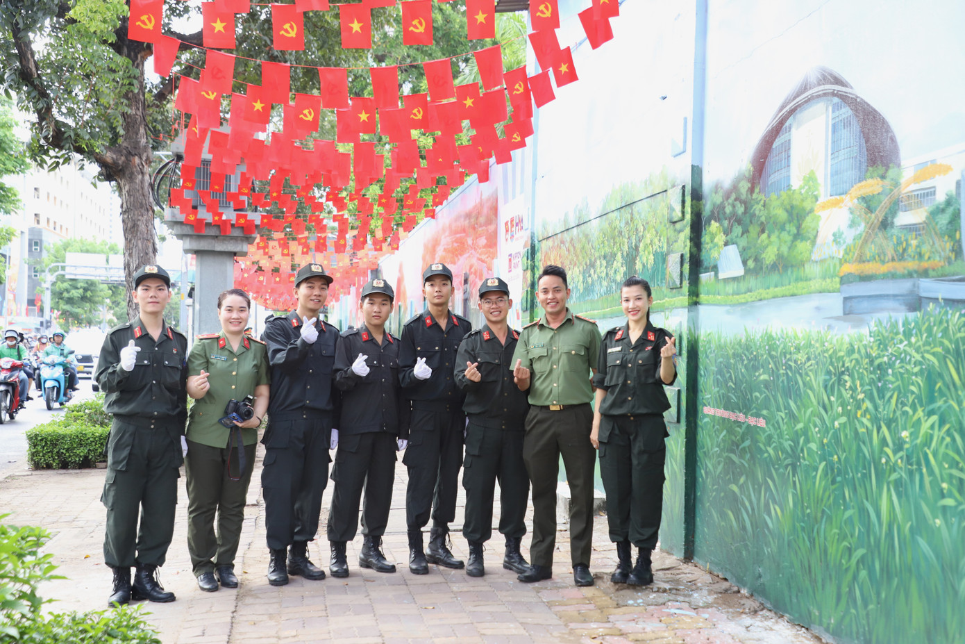 Các chiến sĩ công an TPHCM vui mừng trước diện mạo tươi sáng tại khu vực trung tâm thành phố.