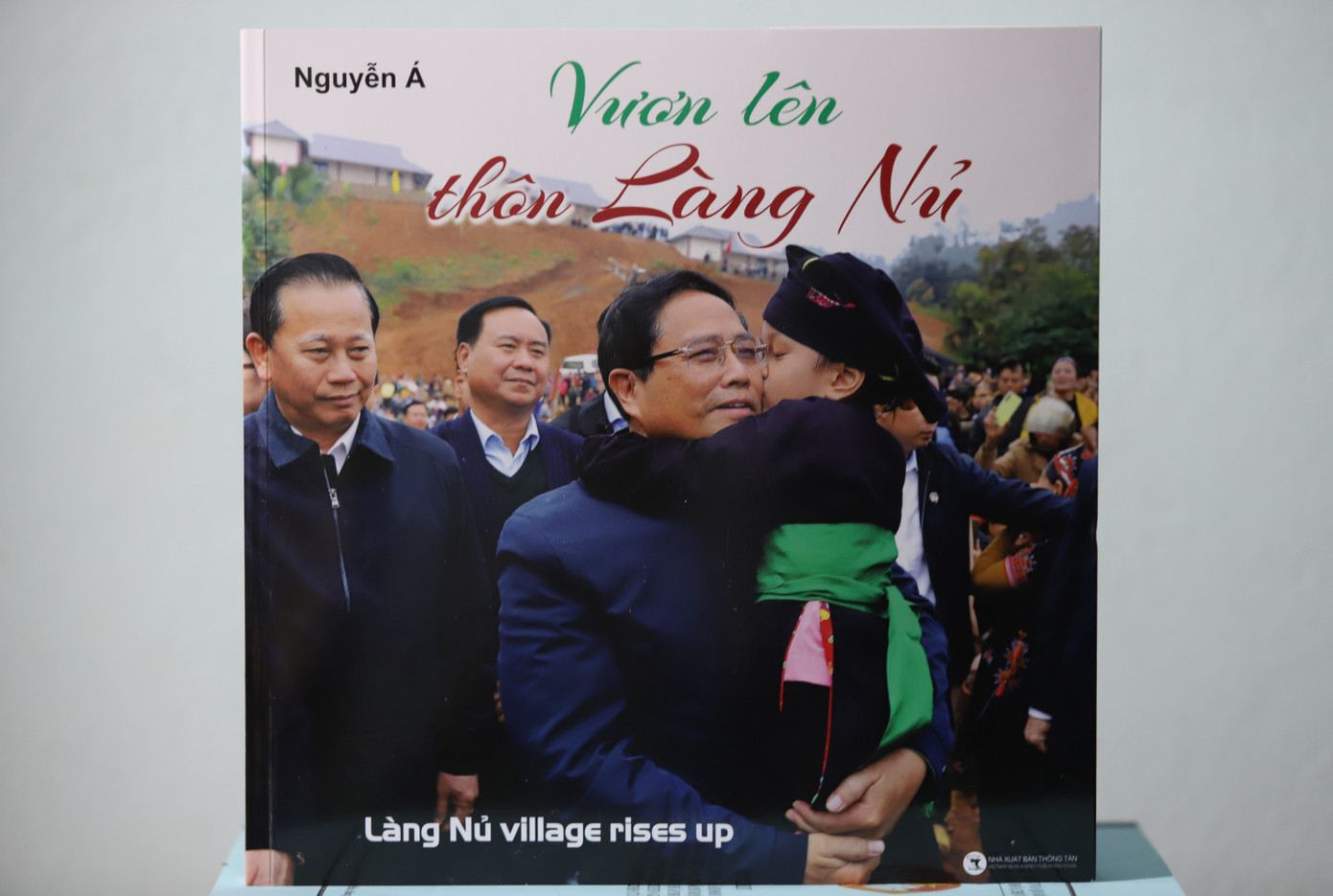 Ngọc Lan được Thủ tướng Phạm Minh Chính bế lên khi ông đến thăm Làng Nủ và trao nhà cho bà con nơi đây. Khoảnh khắc này được Nguyễn Á chọn làm bìa cuốn sách ảnh.