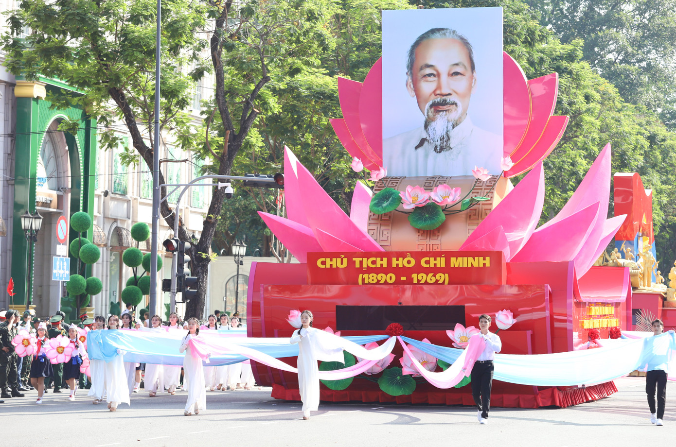 Xe rước chân dung Chủ tịch Hồ Chí Minh đi qua lễ đài phía trước Hội trường Thống Nhất trong buổi tổng duyệt.