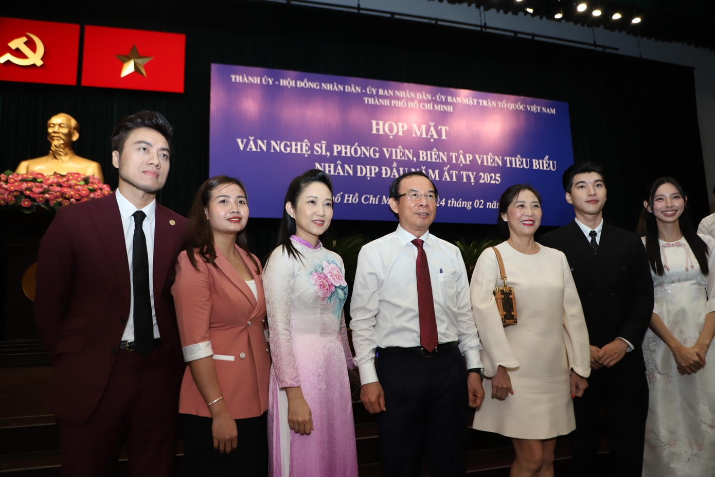 Vị lãnh đạo cao nhất TPHCM cùng các nghệ sĩ trẻ. Vị lãnh đạo cao nhất TPHCM cùng các nghệ sĩ trẻ.