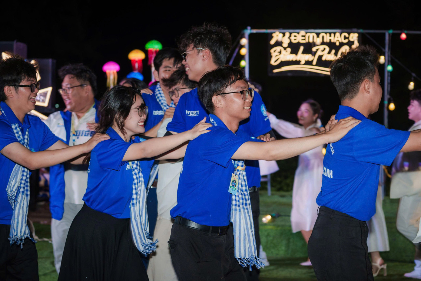 Các chiến sĩ tình nguyện TPHCM vui chơi, nô đùa cùng các em thiếu nhi ở đảo. Các chiến sĩ tình nguyện TPHCM vui chơi, nô đùa cùng các em thiếu nhi ở đảo.