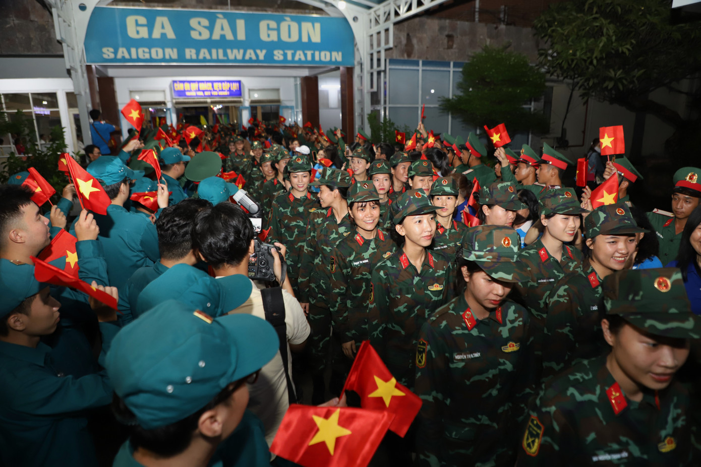 Các khối chiến sĩ lần lượt lên các toa tàu để di chuyển đi Hà Nội. Các bạn trẻ ánh lên niềm hân hoan, phấn khởi khi được góp mặt trong đội hình thực hiện các nhiệm vụ ý nghĩa trong một sự kiện mang tầm vóc lớn lao của đất nước ngay tại Thủ đô.