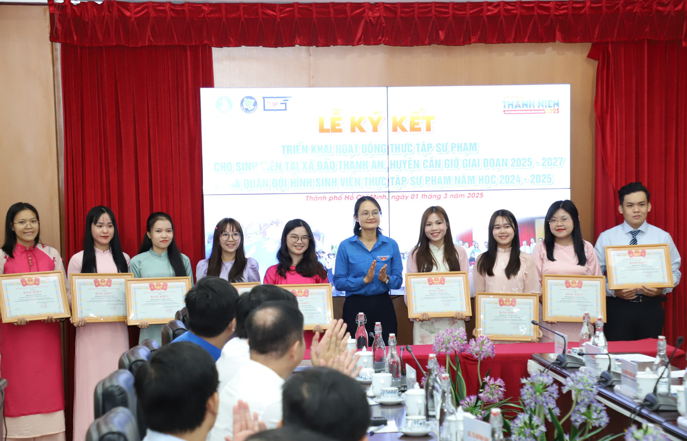 Các bạn sinh viên tham gia kỳ thực tập năm ngoái cũng được Thành Đoàn, Hội SVVN TPHCM và nhà trường tuyên dương, khen thưởng dịp này. Ảnh: Ngô Tùng