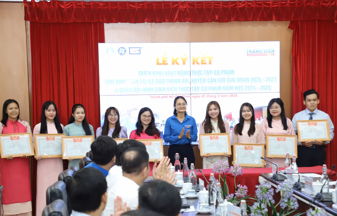 Các bạn sinh viên tham gia kỳ thực tập năm ngoái cũng được Thành Đoàn, Hội SVVN TPHCM và nhà trường tuyên dương, khen thưởng dịp này. Ảnh: Ngô Tùng