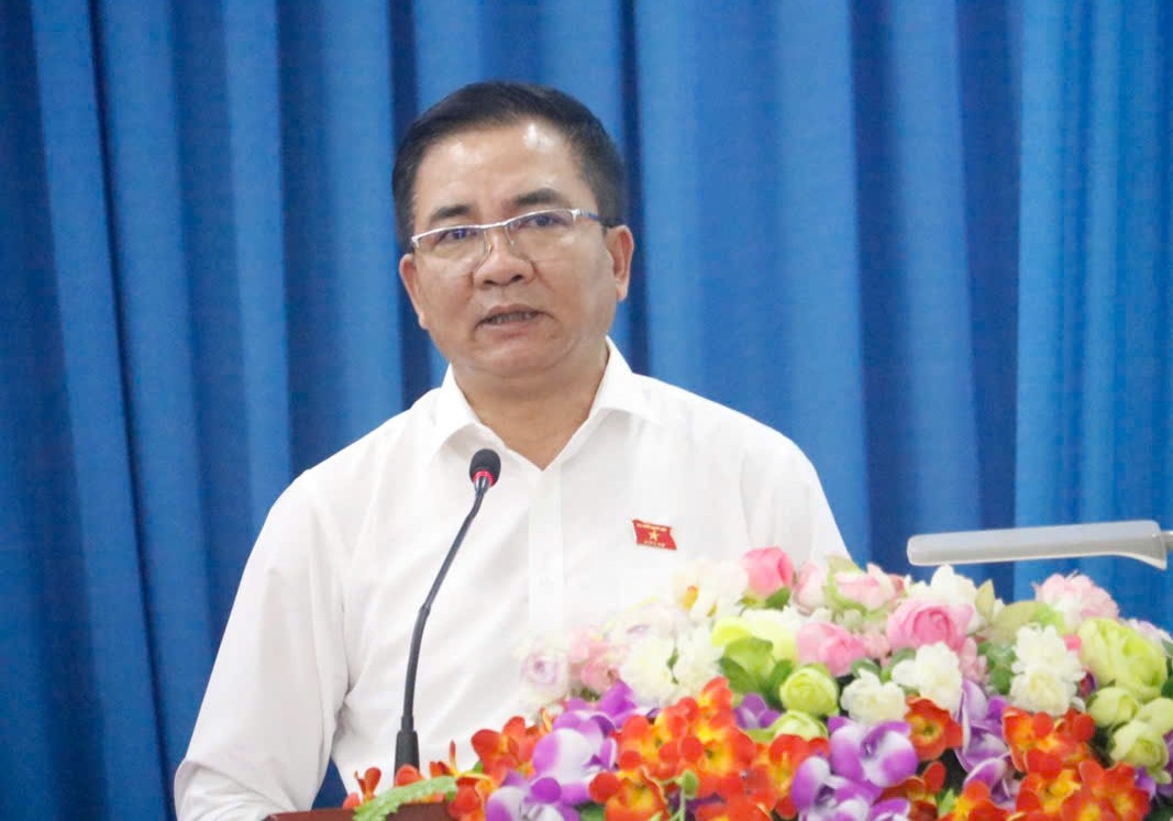 Trung tướng, ĐBQH Nguyễn Minh Đức trao đổi với cử tri Tân Bình. Ảnh: Hồng Thắm