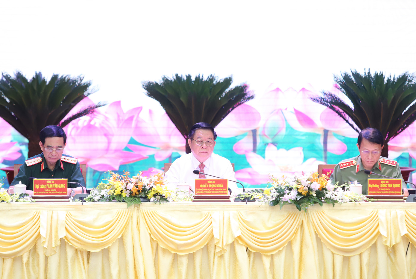 Trưởng ban Tuyên giáo và Dân vận Trung ương Nguyễn Trọng Nghĩa; Đại tướng Phan Văn Giang, Bộ trưởng Bộ Quốc phòng; Đại tướng Lương Tam Quang, Bộ trưởng Bộ Công an tại hội thảo. Ảnh: Ngô Tùng Trưởng ban Tuyên giáo và Dân vận Trung ương Nguyễn Trọng Nghĩa; Đại tướng Phan Văn Giang, Bộ trưởng Bộ Quốc phòng; Đại tướng Lương Tam Quang, Bộ trưởng Bộ Công an tại hội thảo. Ảnh: Ngô Tùng