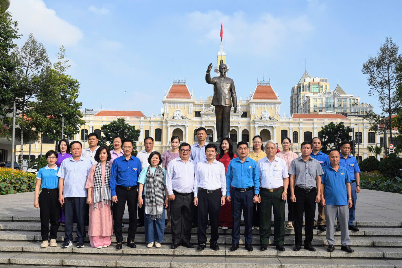 Cùng ngày, đoàn công tác tỉnh Điện Biên và TPHCM đã đến dâng hoa tại Tượng đài Chủ tịch Hồ Chí Minh trên phố đi bộ Nguyễn Huệ. Ảnh: Quốc Thanh. Cùng ngày, đoàn công tác tỉnh Điện Biên và TPHCM đã đến dâng hoa tại Tượng đài Chủ tịch Hồ Chí Minh trên phố đi bộ Nguyễn Huệ. Ảnh: Quốc Thanh.