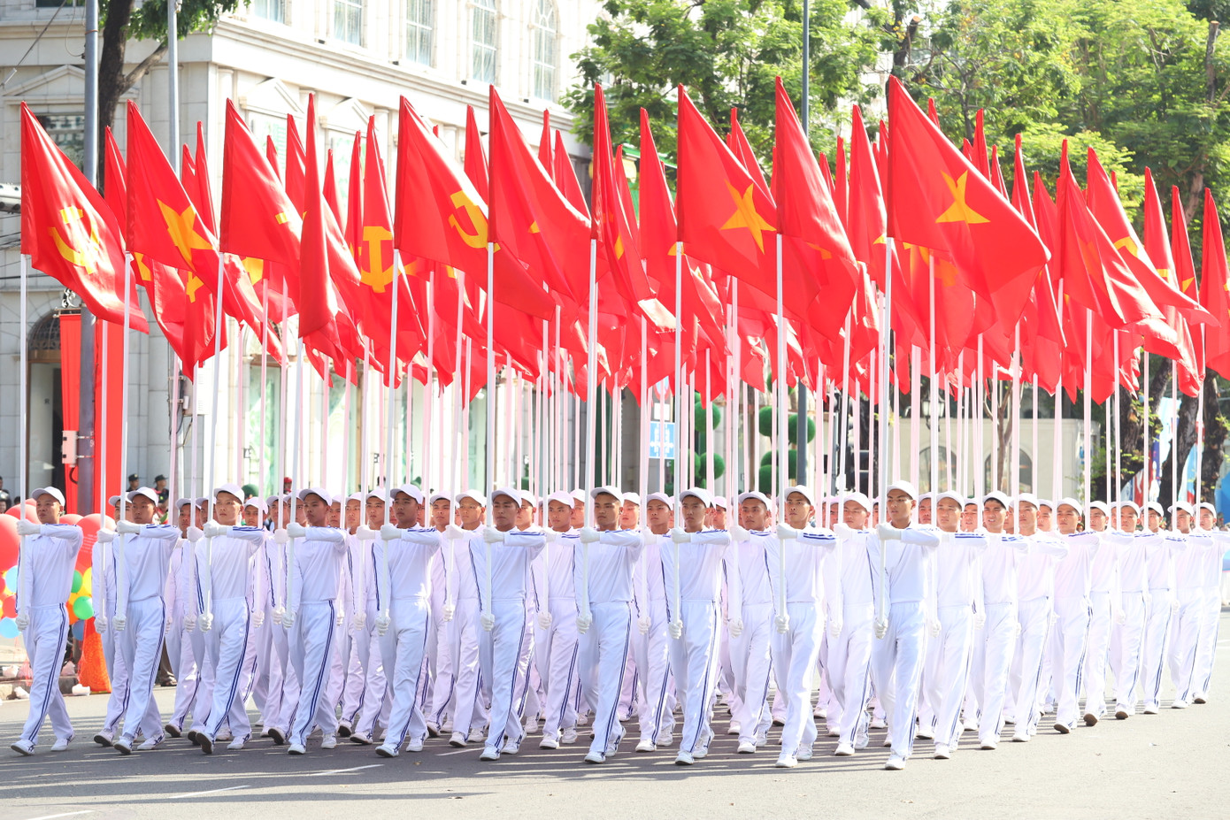 Đi tiếp theo là khối cờ Đảng, cờ Tổ quốc.