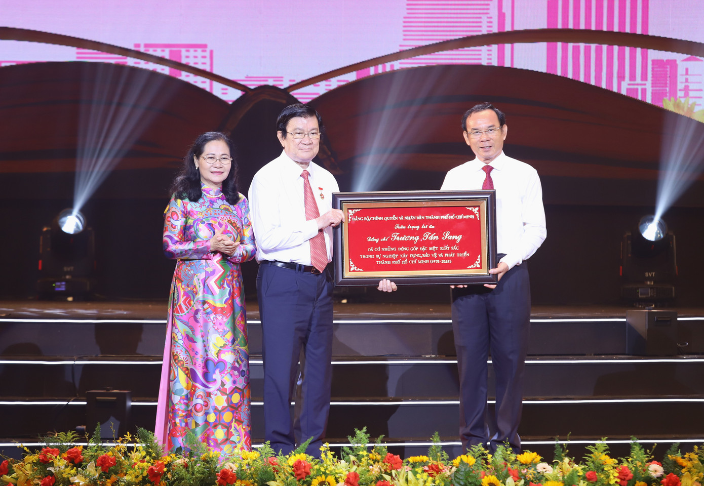 Lãnh đạo TPHCM trao bảng tôn vinh đóng góp tiêu biểu của nguyên Chủ tịch nước Trương Tấn Sang.