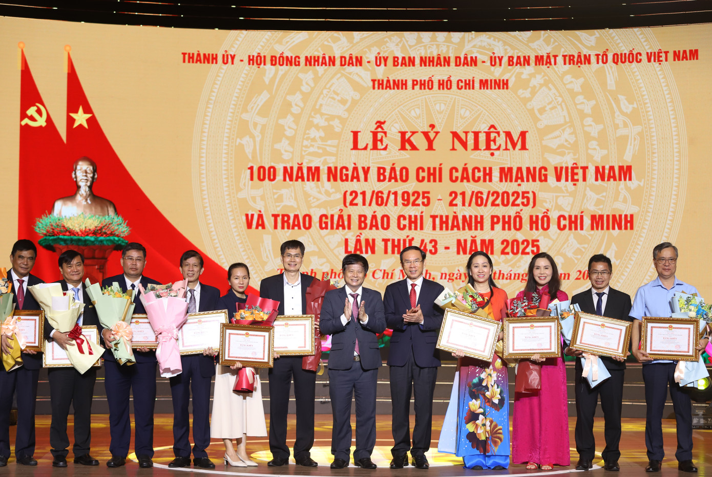 Bí thư Thành ủy TPHCM Nguyễn Văn Nên cùng Phó Chủ tịch Hội Nhà báo Việt Nam Trần Trọng Dũng trao bằng khen cho lãnh đạo các cơ quan báo chí Trung ương và TPHCM. Ảnh: Ngô Tùng.