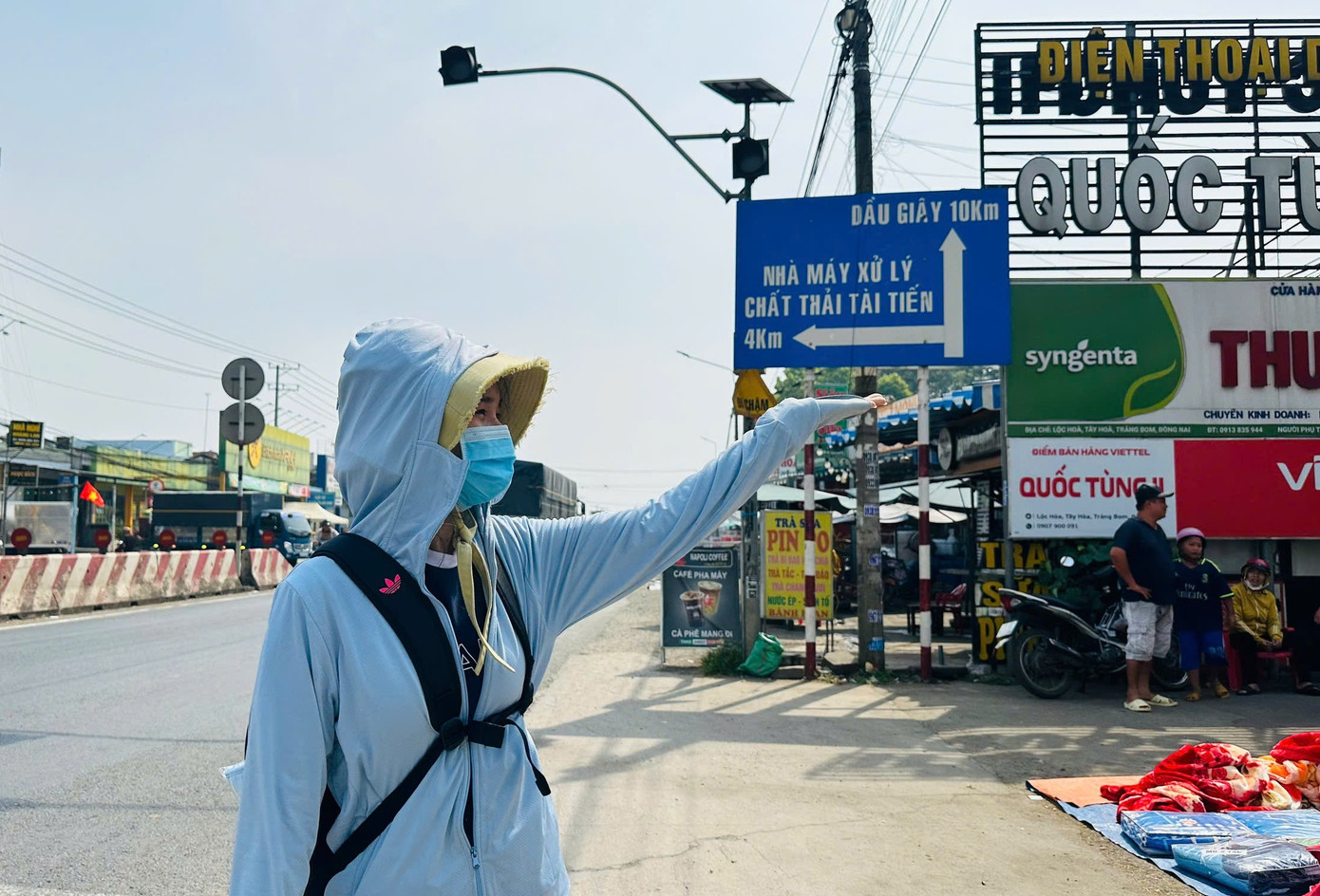 Hai chị em phải nhiều lần hát hò, bày trò vui để động viên lẫn nhau trong quãng đường dài đi về nhà.