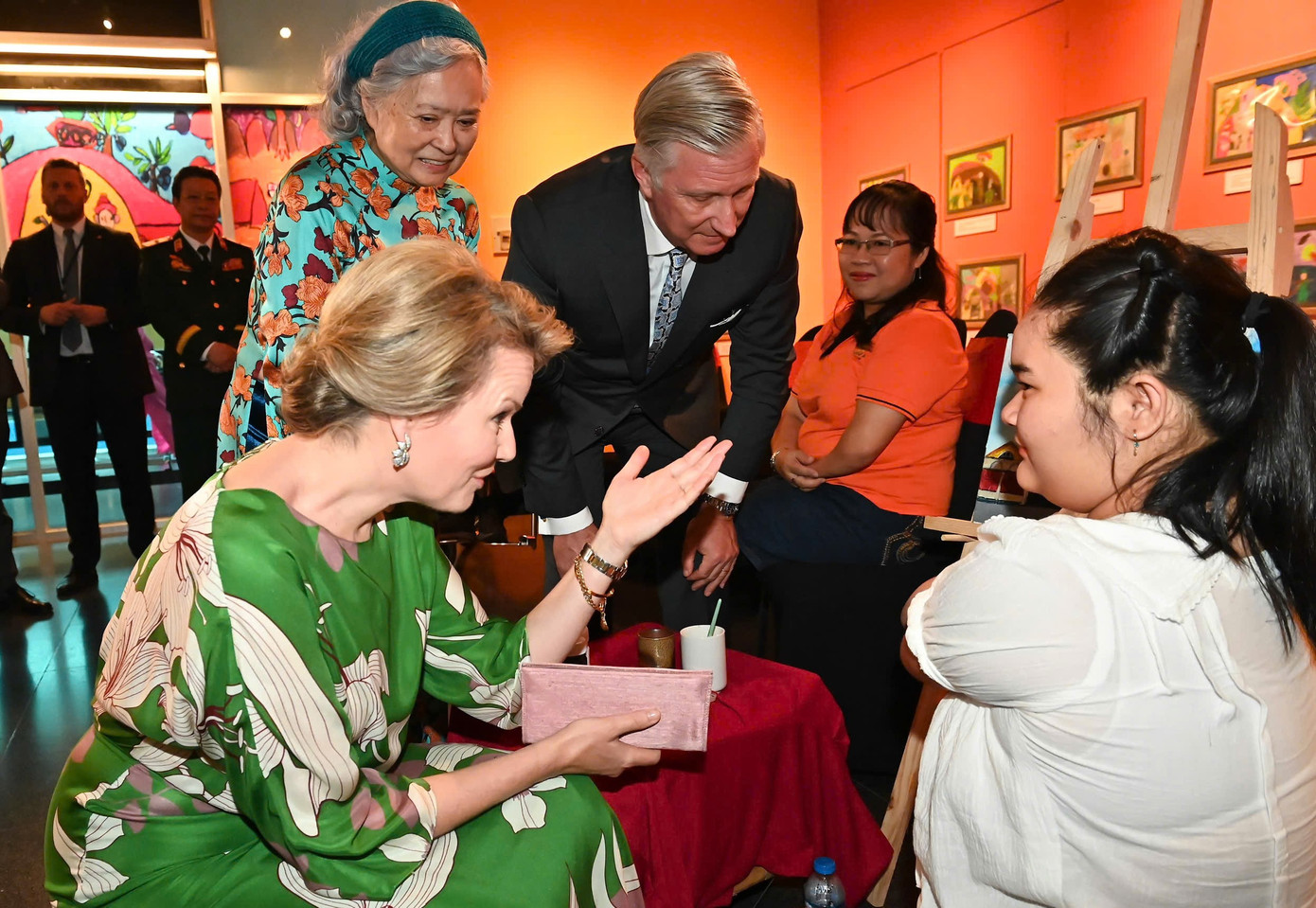 Nhà vua và Hoàng hậu Vương quốc Bỉ thăm hỏi nạn nhân bị ảnh hưởng chất độc da cam tại Bảo tàng Chứng tích chiến tranh. Ảnh: Việt Dũng