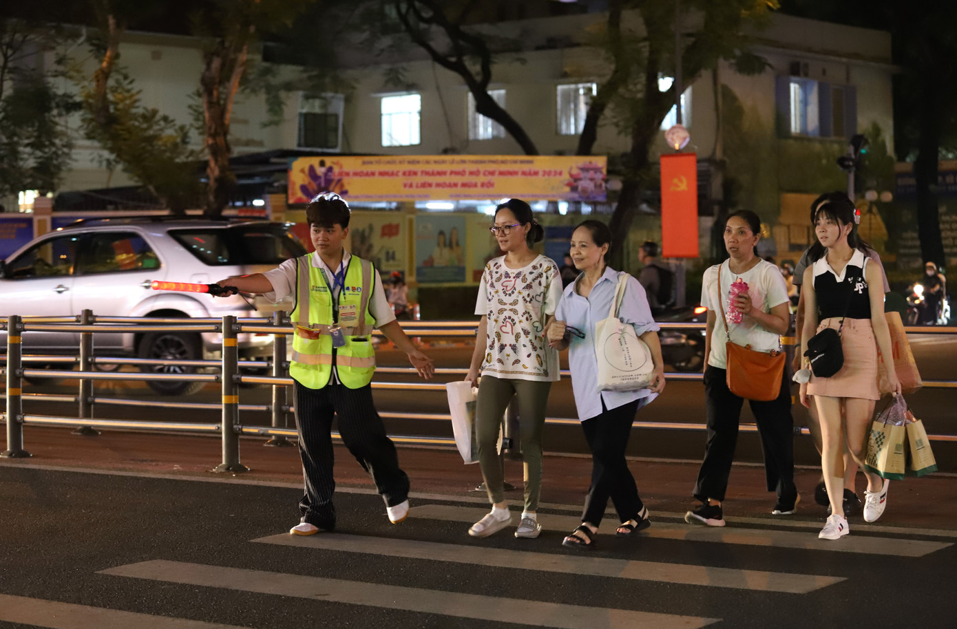 Tham gia đội hình, các bạn tình nguyện viên tiến hành trực chốt, điều tiết, hướng dẫn giao thông tại 5 giao lộ có lượng người và phương tiện giao thông đông đúc ở khu vực trung tâm TPHCM, gồm: Lê Duẩn - Phạm Ngọc Thạch, Nguyễn Du - Đồng Khởi, Lê Thánh Tôn - Đồng Khởi, Lê Thánh Tôn - Pasteur, Pasteur - Lý Tự Trọng.