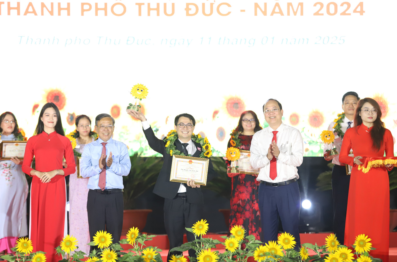 Dịp này, TP. Thủ Đức cũng đã tôn vinh, trao thưởng danh hiệu “Công dân tiêu biểu thành phố Thủ Đức” dành cho những cá nhân điển hình có thành tích xuất sắc trong xây dựng và phát triển thành phố.