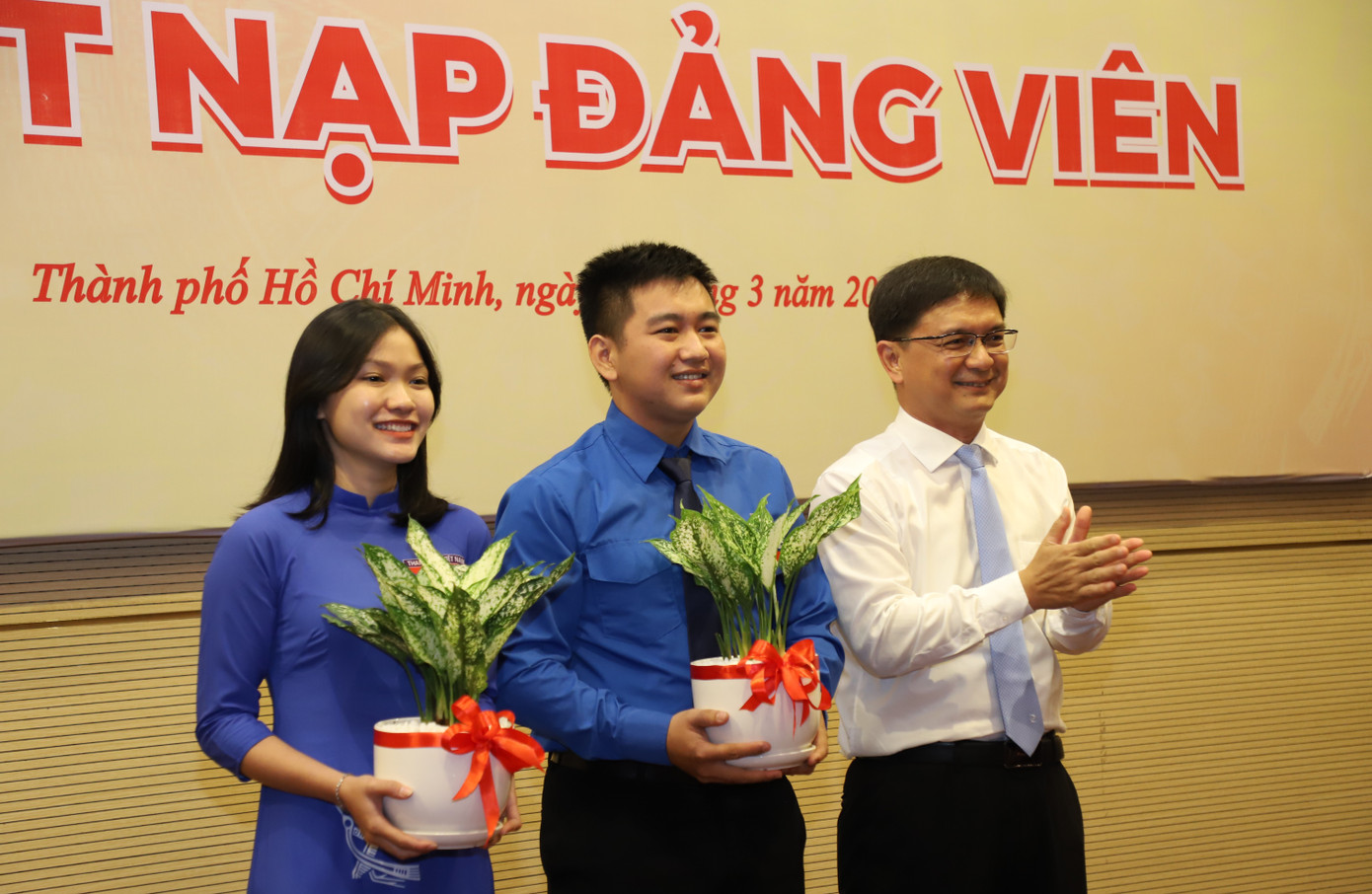 Đại diện Thành ủy TPHCM và Thành Đoàn, Hội SVVN TPHCM gửi món quà chúc mừng hai sinh viên.