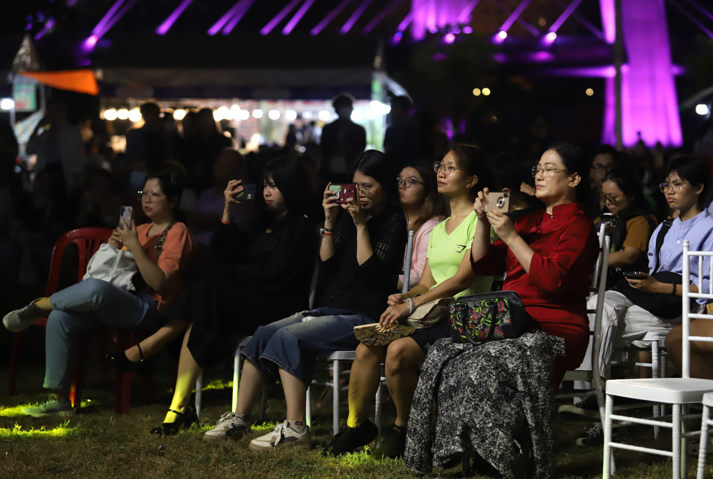 Đông đảo bạn trẻ, khách nước ngoài thích thú theo dõi chương trình.