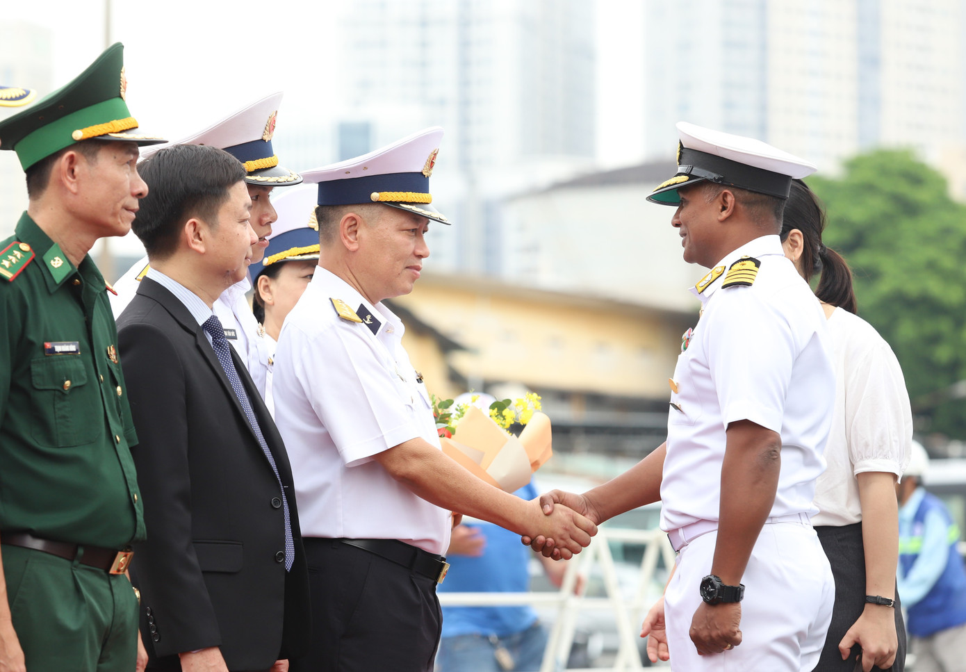 Đại diện Vùng 2 Hải quân đón tiếp Đại tá Praveen Thomas (bên phải), Chỉ huy trưởng tàu Hải quân INS Darshak cùng thủy thủ tàu. Ảnh: Ngô Tùng Đại diện Vùng 2 Hải quân đón tiếp Đại tá Praveen Thomas (bên phải), Chỉ huy trưởng tàu Hải quân INS Darshak cùng thủy thủ tàu. Ảnh: Ngô Tùng