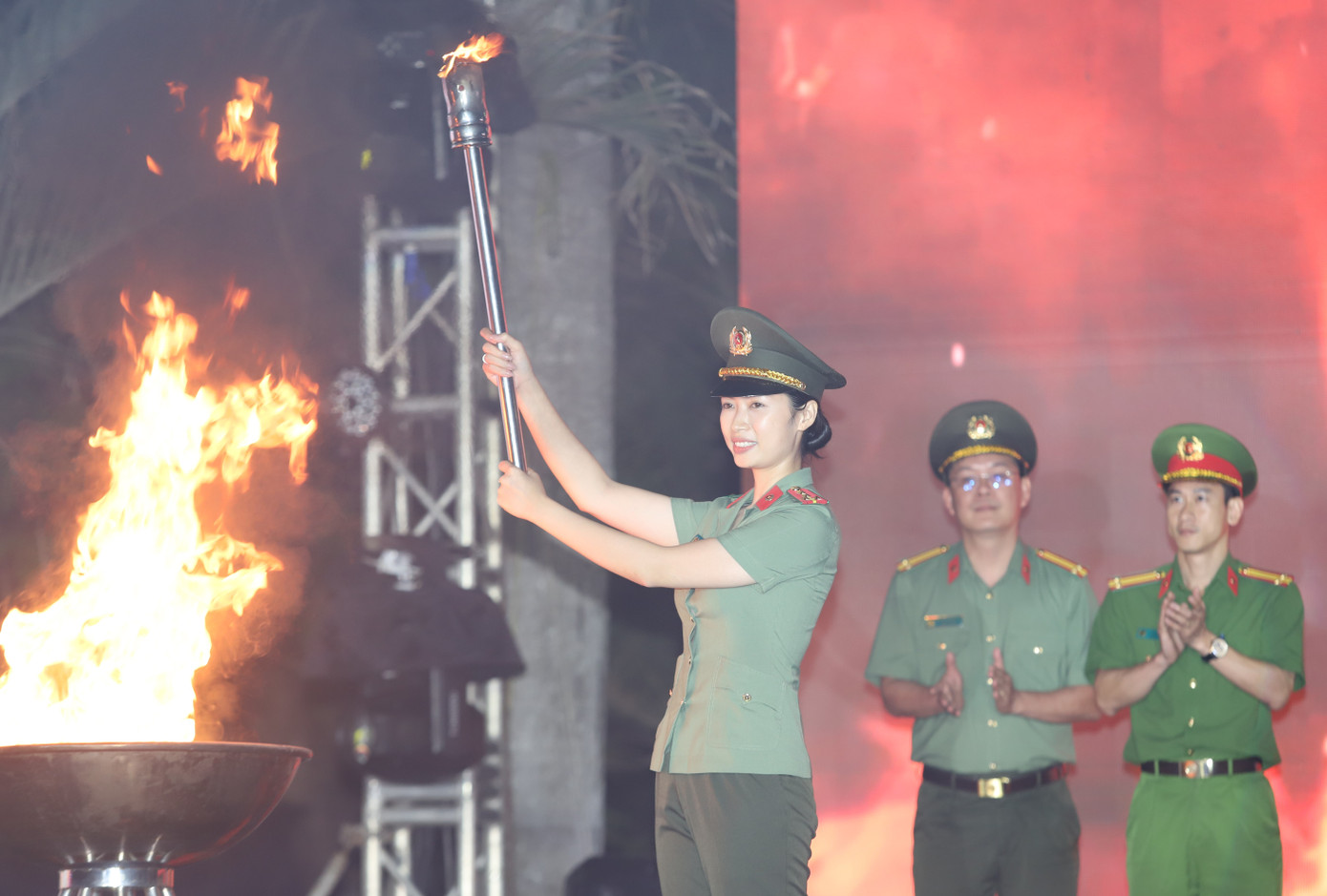 Trung tướng Lê Hồng Nam trao ngọn lửa truyền thống cho đại diện thế hệ trẻ CATP. Trung tướng Lê Hồng Nam trao ngọn lửa truyền thống cho đại diện thế hệ trẻ CATP.