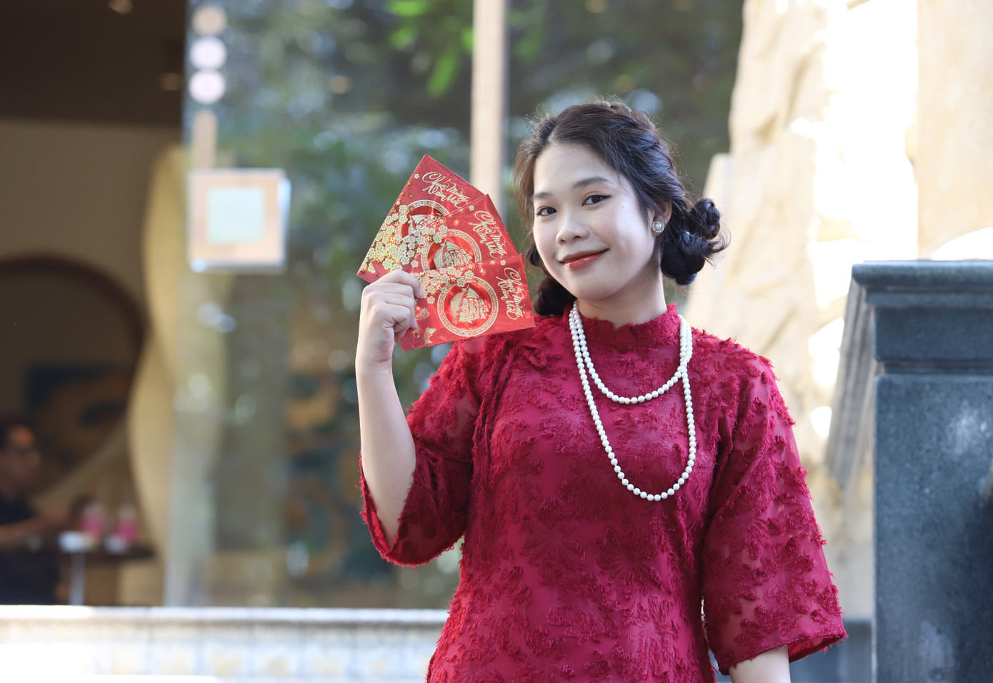 Tranh thủ ngày nghỉ, Ngọc Anh cùng nhóm bạn hẹn nhau chụp hình với bộ áo dài truyền thống đi kèm những phụ kiện đặc trưng ngày Tết như bao lì xì, cành hoa tuyết mai.