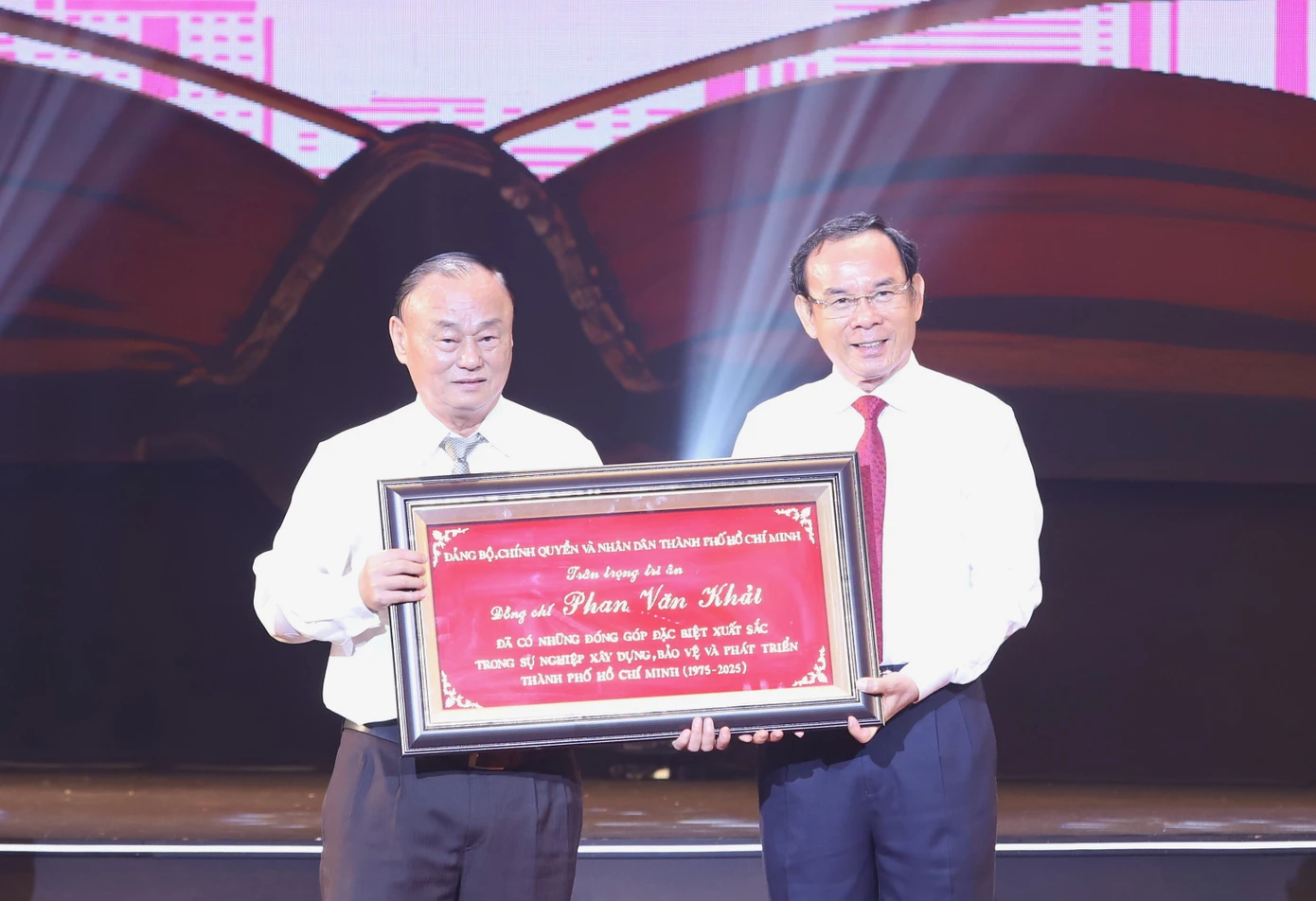 Lãnh đạo TPHCM trao bảng tôn vinh đóng góp tiêu biểu của nguyên Thủ tướng Phan Văn Khải.