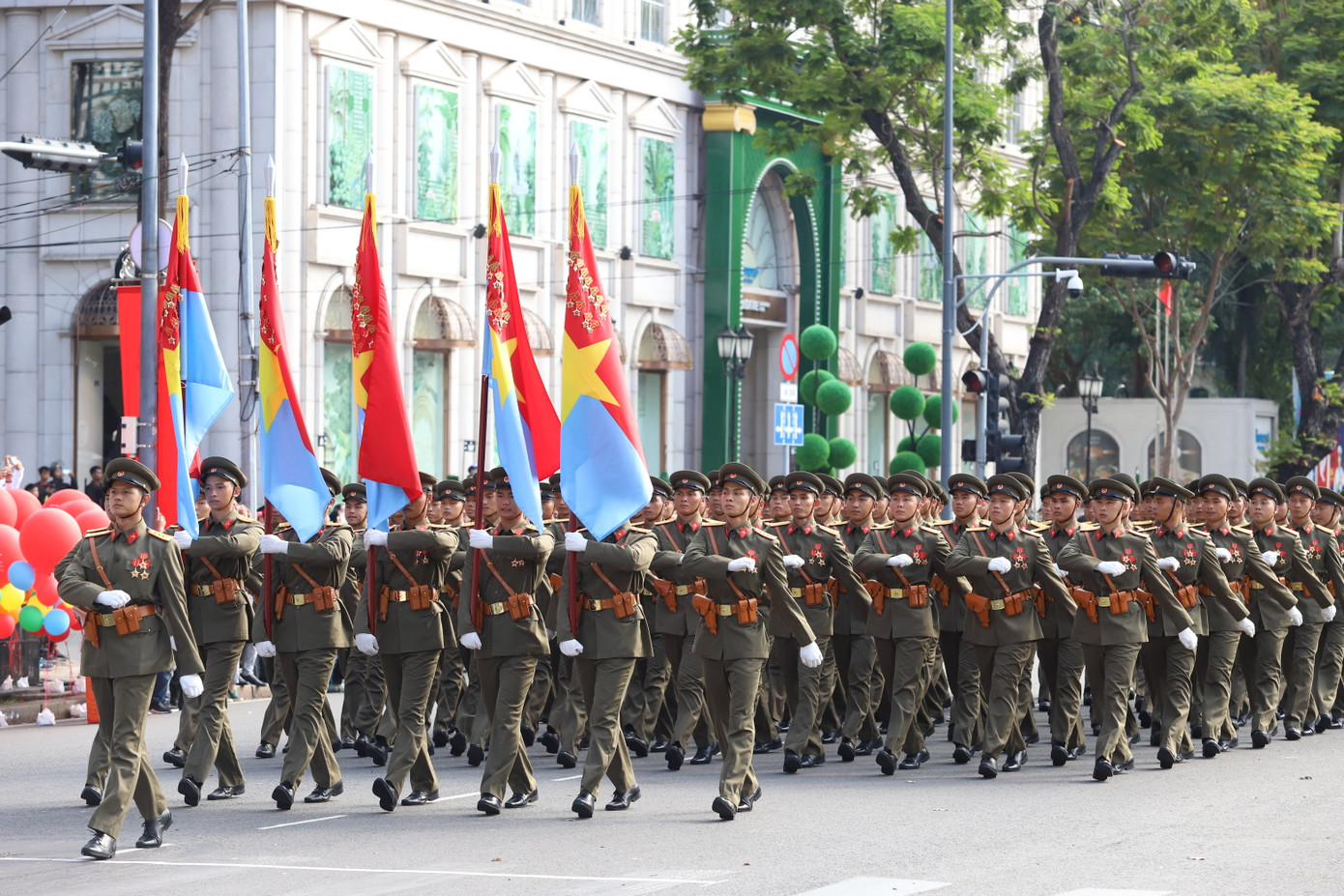 Khối sĩ quan đại diện 5 cánh quân. Là một trong những khối đặc biệt trong chương trình diễu binh, diễu hành chào mừng đại lễ 30/4 năm nay, khối sĩ quan đại diện 5 cánh quân gợi nhớ thời khắc hào hùng ngày 30/4/1975 lịch sử - khi 5 mũi tiến công thần tốc của Quân giải phóng đồng loạt đánh thẳng vào trung tâm Sài Gòn, đánh dấu sự toàn thắng của Chiến dịch Hồ Chí Minh.